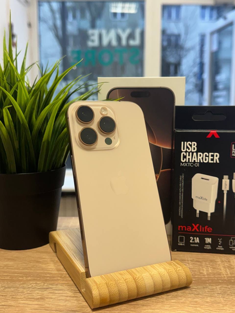 Zdjęcie produktu iPhone 16 Pro 128GB Desert Titanium 